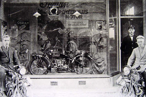 etalage met motorfietsen